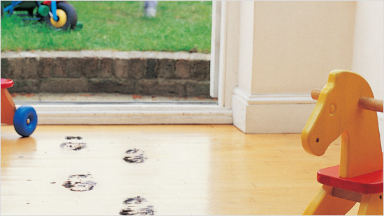 La proliferación y transmisión de las bacterias se produce a gran velocidad: puede ocurrir con el simple contacto con las superficies y sin que nos demos cuenta, facilitando la propagación de enfermedades y el contagio.