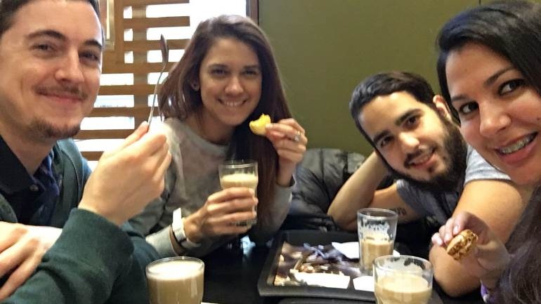 La trndiana Nohelia4 y sus amigos en McCafé.