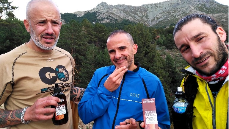 El trndiano pitufo_grr cumple su misión con sus amigos.