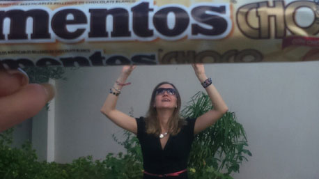 Foto-montajes con Mentos Choco... ¡qué fuerte está esta chica!