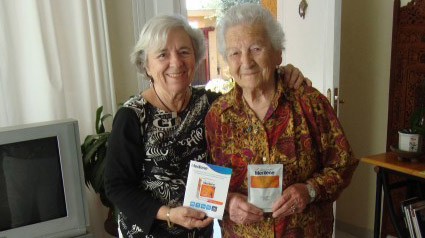 La trndiana valenciaparis compartiendo muestras y folletos de Meritene