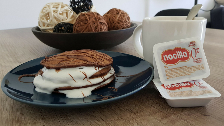 … acompañándola de tortitas y café en desayunos y meriendas…