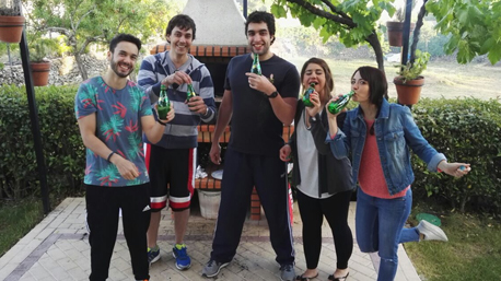 La trndiana Sol49 ha organizado una barbacoa amenizada con Perrier.