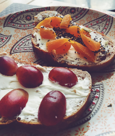 La merienda express de la trndiana lucywanda: "Pan de pasas y nueces con Philadelphia Sin Lactosa, uvas, orejones y semillas."