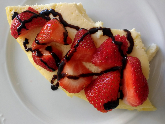 carmenhat: "Cheesecake de Philadelphia con fresas y chocolate."