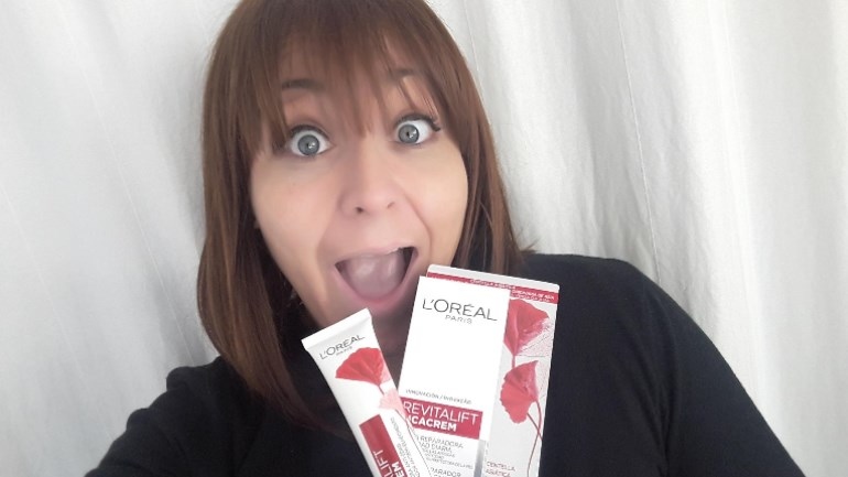 La trndiana fannuty se prepara para dar su opinión sobre Revitalift Cicacrem