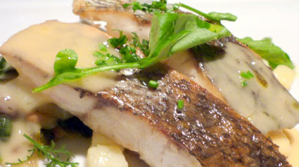 trnd Corvina a la sal con salsa de ajo, limón, hierbas y aceite de oliva