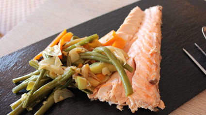 trnd Salmón a la sal con eneldo y pimientas de tres colores