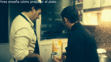 Yves enseña cómo prepara el plato