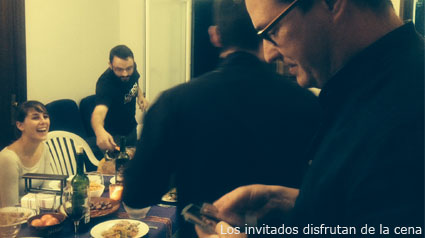 Los invitados disfrutan de la cena