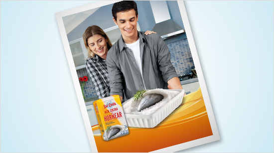 Cocinar a la sal es muy sencillo: solamente tenemos que poner los alimentos en una fuente, cubrirlos con sal e introducirlo en el horno, microondas o incluso en una sartén.