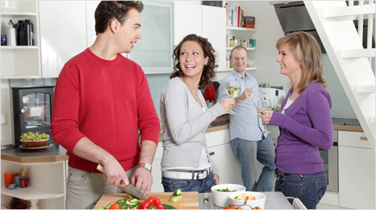 Además, mientras el pescado o la carne se hacen en el horno, puedes dedicar el tiempo a preparar una ensalada o una verdura para acompañar al plato.