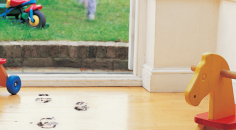 La proliferación y transmisión de las bacterias se produce a gran velocidad: puede ocurrir con el simple contacto con las superficies y sin que nos demos cuenta, facilitando la propagación de enfermedades y el contagio.