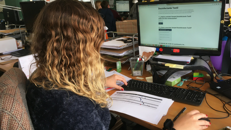 Una compañera de la trndiana ela-dani rellenando el cuestionario de investigación online.