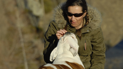 Silvia y su cómplice Batman un bulldog