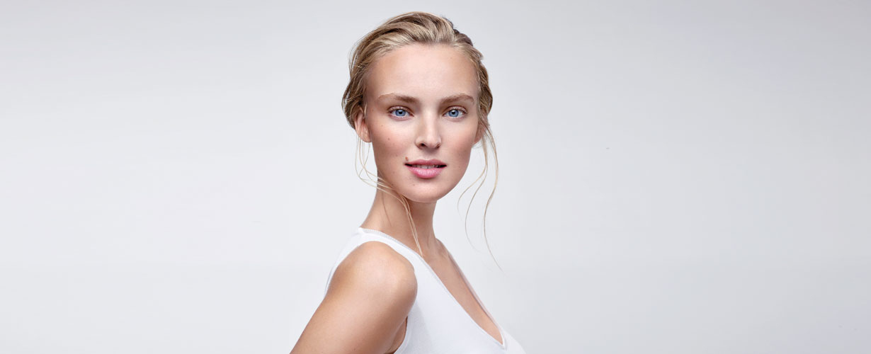 … que elimina el maquillaje y la suciedad mientras tonifica, nutre y matifica la piel…