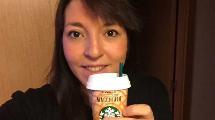 La trndiana ctamaral con su Caramel Macchiato