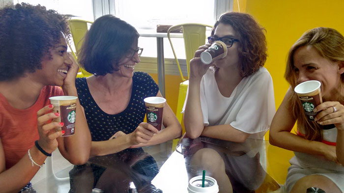 La trndiana paumelgar1 disfrutando de Starbucks Chilled Classics entre amigas.