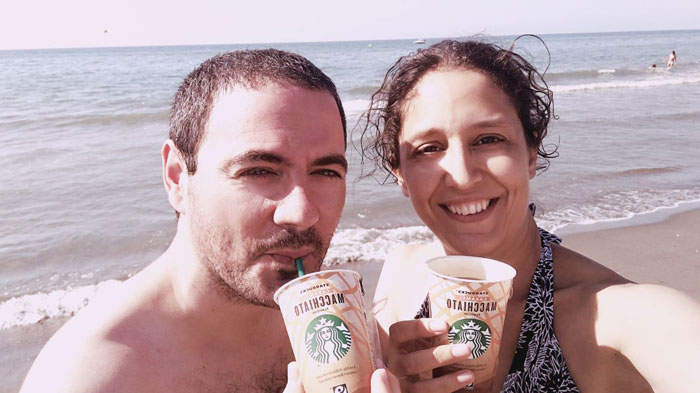 Disfrutando de Starbucks Chilled Classics en la playa