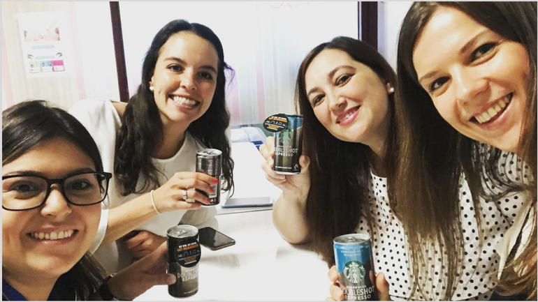 Lizita celebrando con sus compañeras la llegada de #DoubleShot