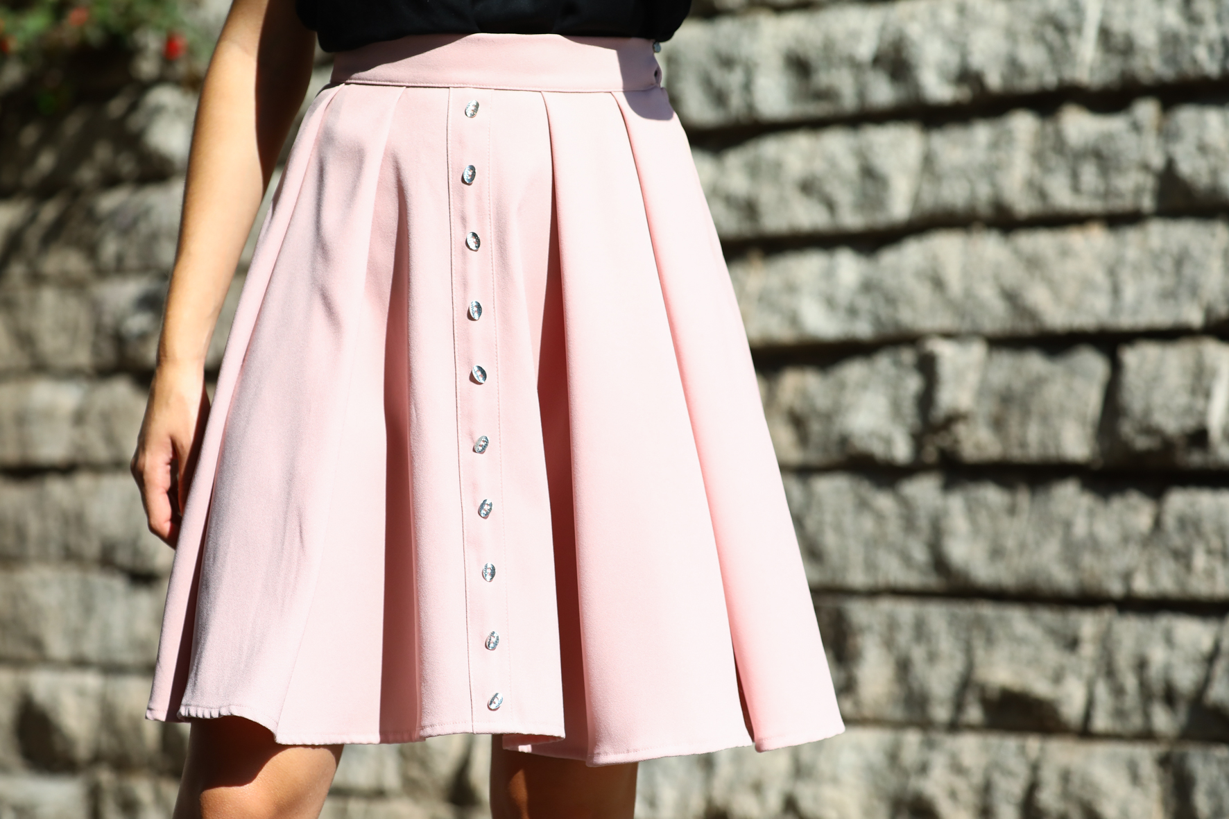 ... nos ofrece su nueva colección de faldas...