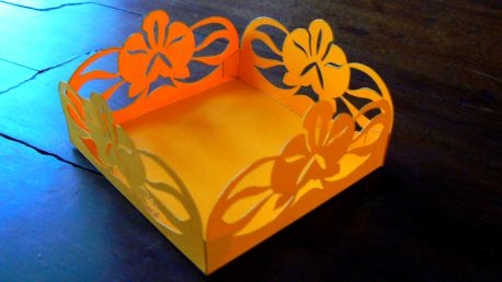 Petite corbeille à cadeaux ou serviettes.