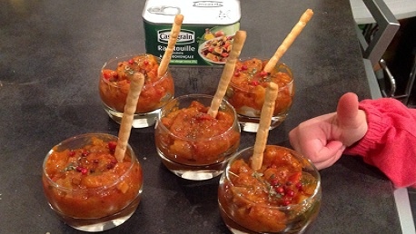 trnder Carolouline : " Dans ma cuisine, les verrines de Ratatouille Cassegrain sont prêtes. [...] Et avec un œuf de caille mollé caché dedans, et des baies roses, de l'origan dessus, et un gressin pour décorer, et c'est prêt ! "