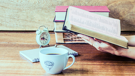 Vite, une couverture et de la lecture