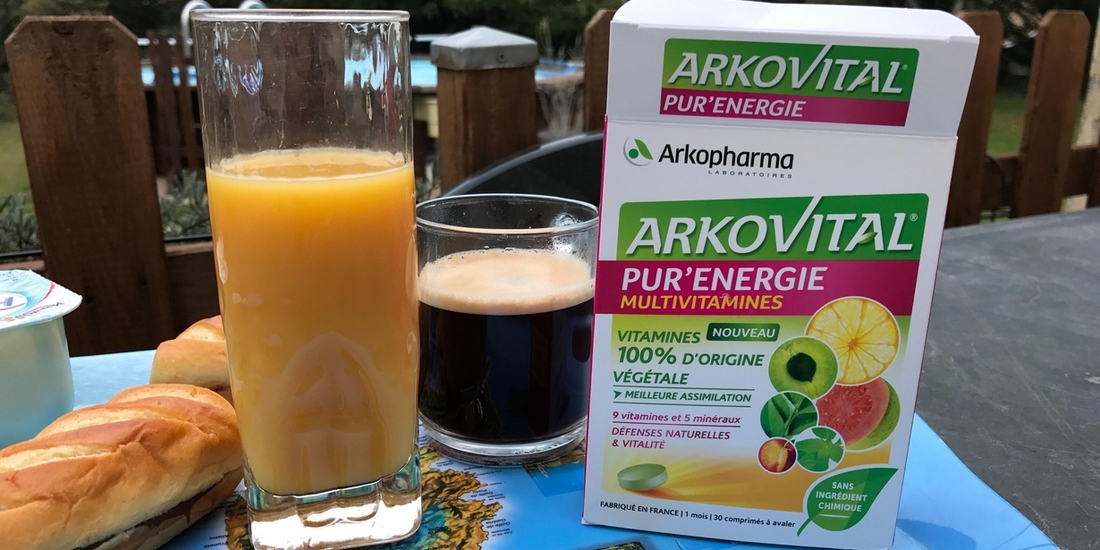 La prise quotidienne de notre complément alimentaire vitaminé lors du petit déjeuner avec trnder falconhill 