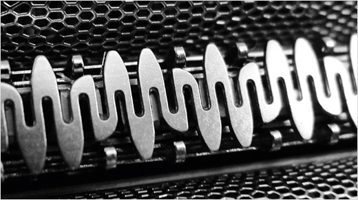 Une grille OptiFoil™ aux trous ergonomiquement calibrés permet de capturer plus de poils et de les couper plus ras qu’auparavant.