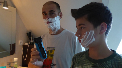 Un moment père-fils pour trnder letena. 