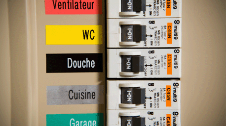 Et d'un coup, toute la famille comprend à quoi servent les boutons du tableau de compteur. ;)