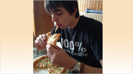 trnd_marketing_participatif_manger_pizza_doigts_casadimama