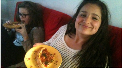 trnd_marketing_participatif_manger_pizza_casadimama_sofa