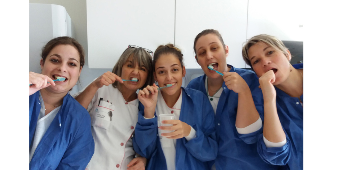 "Brushing teeth party au boulot après le déjeuner" trnder momette85