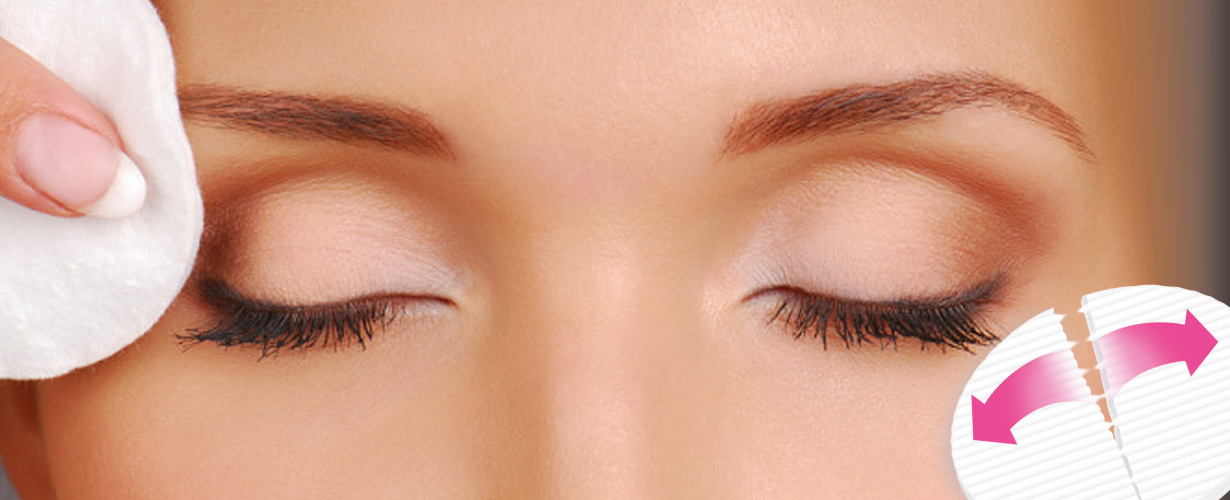 Plus besoin d’avoir plusieurs paquets de cotons dans notre salle de bain : Demak’Up Adapt possède les avantages d’un disque (pour les yeux et les lèvres) et d’un ovale (pour le visage) en un seul coton ! 