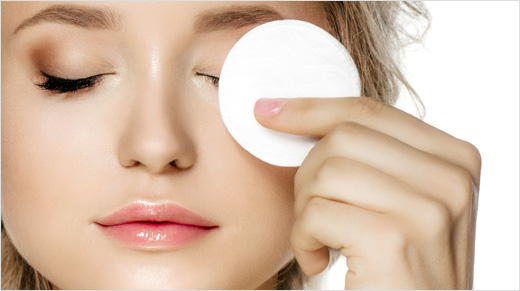 Demak’Up a conçu Demak’Up Expert, une gamme pensée pour nous faciliter le (dé)maquillage au quotidien avec 3 produits complémentaires.