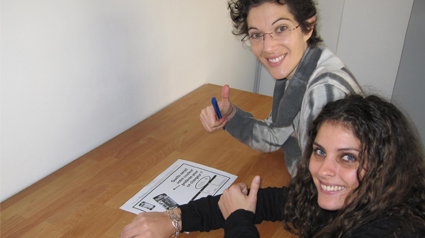 Trnders Waka et Bidoum donnent leur avis sur les couleurs du chargeur USB portable Duracell !