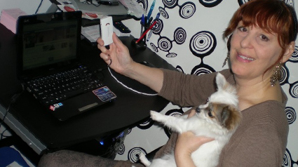 trnder SylvieLux recharge le chargeur usb Duracell en prévision d'une prochaine utilisation.