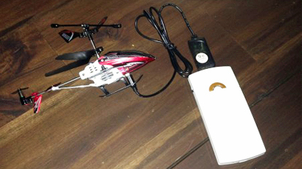 trnder manuelzegikniet recharge son hélicoptère avec le chargeur USB portable Duracell