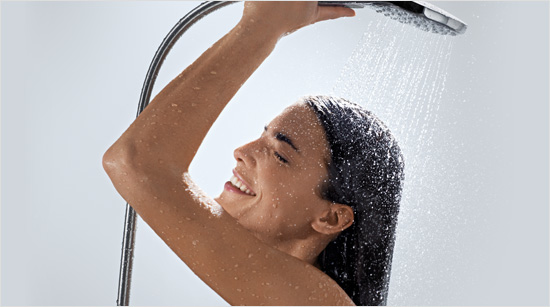 … ou alors une douche stimulante avec le jet « Rain », qui nous permet d’éliminer efficacement et rapidement tous les résidus de shampoing et gel douche. 