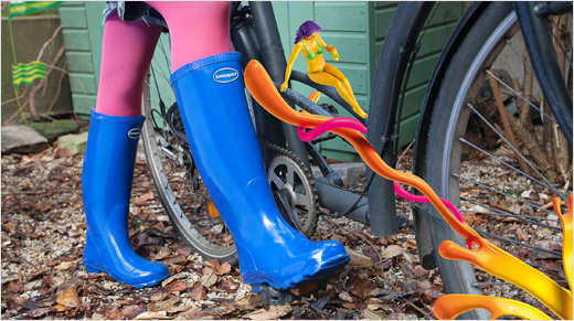 Cet hiver, pour sa nouvelle collection de bottes de pluie colorées, Havaianas a adopté la philosophie selon laquelle « le mauvais temps n’existe pas, il existe juste différentes sortes de beau temps » !