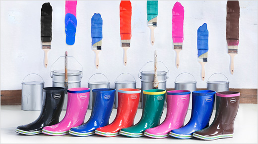La gamme de bottes de pluie Havaianas se décline en différentes couleurs vives et joyeuses, qui mettent du soleil dans chacun de nos pas, quelle que soit la saison.