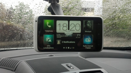 trnd_smartphone-HTC-one_smartphone_GPS-voiture
