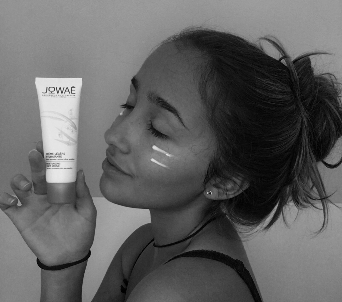 trnder lea_dcm pose avec la Crème légère hydratante JOWAÉ
