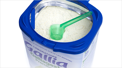 Une formule épaissie* à l’amidon, qui contribue à répondre aux besoins nutritionnels du nourrisson de 6 à 12 mois, conformément à la règlementation. <small>* Peut nécessiter l’utilisation d’une tétine adaptée.</small>