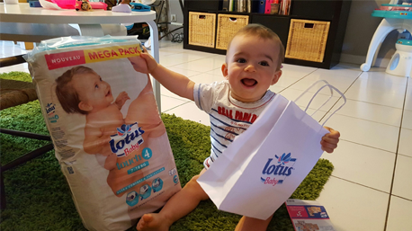 Aux anges avec ses couches Lotus Baby Touch !