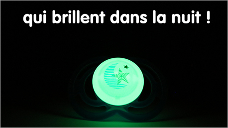 Petite astuce : pour que la sucette de Bébé brille encore plus dans le noir, il suffit de la laisser 5 minutes sous une lumière électrique.