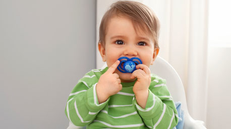 Bébé avec sa sucette MAM Perfect