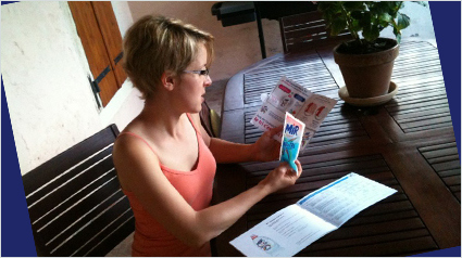 La soeur de trnder Yohan regarde les informations du flyer avant de répondre au questionnaire d'enquête marketing.